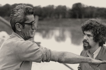 Marcos Faerman às margens do rio Paraíba, em 1971. Foto de Claudinê Petrolli.