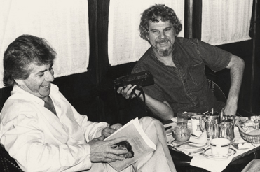 Marcos Faerman entrevista o jornalista Carl Bernstein para entrevista publicada no JT em 22/10/1984. Foto de Alfredo Rizzutti.